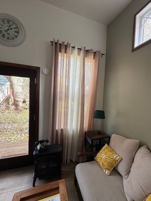 TV, books - Vashon Island Tiny Home Near Island Center Forest (Vashon)