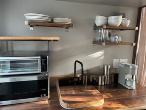 Refrigerador, microondas, cafetera y tetera y tetera eléctrica 