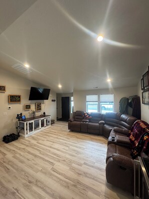 Living area - Pleasant 1-bedroom house with AC in charming Missoula (Missoula)