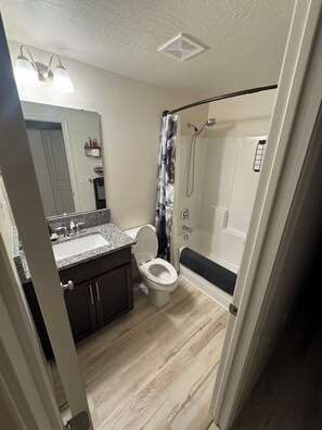 Towels, soap, toilet paper - Pleasant 1-bedroom house with AC in charming Missoula (Missoula)