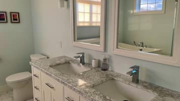 Secadora de cabello, toallas, jabón, papel de baño