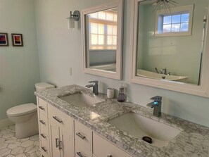 Hårføner, håndklær, såpe og toalettpapir