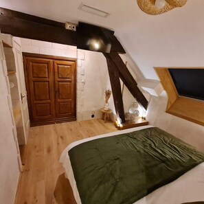 Tabla de planchar con plancha, wifi y ropa de cama 