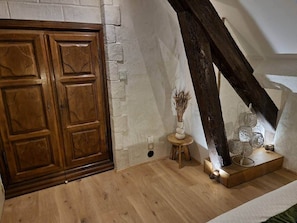 1 dormitorio, tabla de planchar con plancha, wifi y ropa de cama