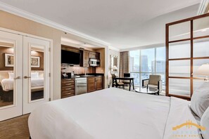 Room - MGM Signature-Lazy River  Studio Strip Jacuzzi (Las Vegas)