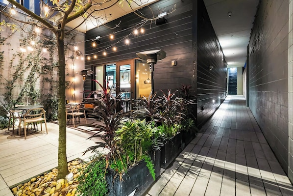 Outdoor dining - Walkable 3BR Apartment w/ Balcony | Near Bourbon St + Superdome (New Orleans)