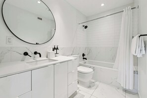 Suihku, hiustenkuivaaja, pyyhkeet, sampoo