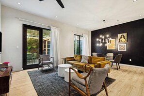 TV - 2 BR Apartment in CBD w/ large patio | Near FQ + Superdome (New Orleans)