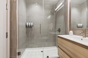 Shower, hair dryer, towels, shampoo - 3BR Apartment w/ Balcony | Near French Quarter + Superdome (New Orleans)