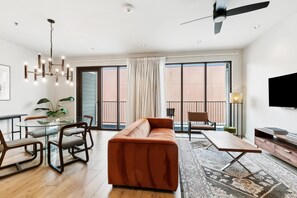 TV - Central 1BR Apartment in CBD w/ Balcony (New Orleans)