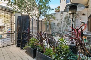 Outdoor dining - Central 1BR Apartment in CBD w/ Balcony (New Orleans)