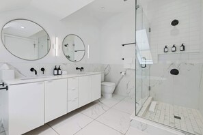 Een douche, een haardroger, handdoeken, shampoo
