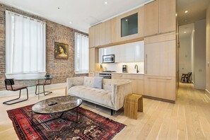 TV, offices - Comfortable 1BR Apartment Near CBD | Gated Parking | Gym (New Orleans)