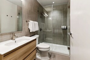 Shower, hair dryer, towels, shampoo - Stylish 2BR Apartment | Walk to French Quarter & Superdome (New Orleans)
