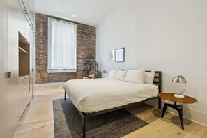 1 Schlafzimmer, Schreibtisch, Bügeleisen/Bügelbrett, Reisekinderbett
