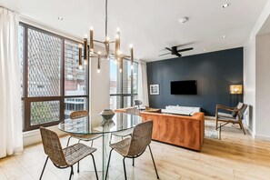 TV - Prime 2BR Apartment in CBD | Walk to FQ + Superdome (New Orleans)