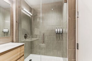 Shower, hair dryer, towels, shampoo - Prime 2BR Apartment in CBD | Walk to FQ + Superdome (New Orleans)