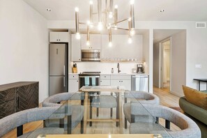Fridge, microwave, oven, stovetop - Central 2 BR Apartment in CBD (New Orleans)