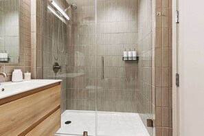 Een douche, een haardroger, handdoeken, shampoo