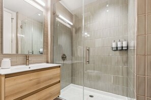 Shower, hair dryer, towels, shampoo - Comfortable 2BR Apartment | Walk to Bourbon St. (New Orleans)