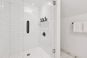Shower, hair dryer, towels, shampoo - Spacious 2BR Near French Quarter & CBD | Gated Parking (New Orleans)