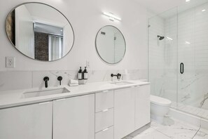 Shower, hair dryer, towels, shampoo - Chic 2BR in Historic Schoolhouse w/ Private Balcony and Gated Parking (New Orleans)