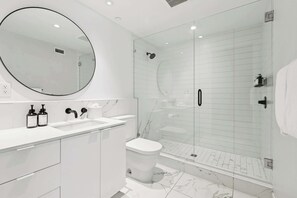 Shower, hair dryer, towels, shampoo - Chic 1BR Near Downtown | Parking and Gym Included (New Orleans)