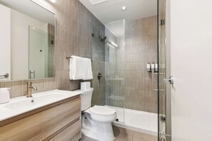 Shower, hair dryer, towels, shampoo - Bright 2 BR Apartment in CBD | Near FQ + Superdome (New Orleans)