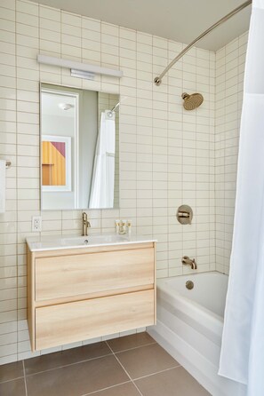 Shower, hair dryer, towels, shampoo - 1BR CBD Apartment w/ Balcony | Walk to French Quarter & Superdome (New Orleans)
