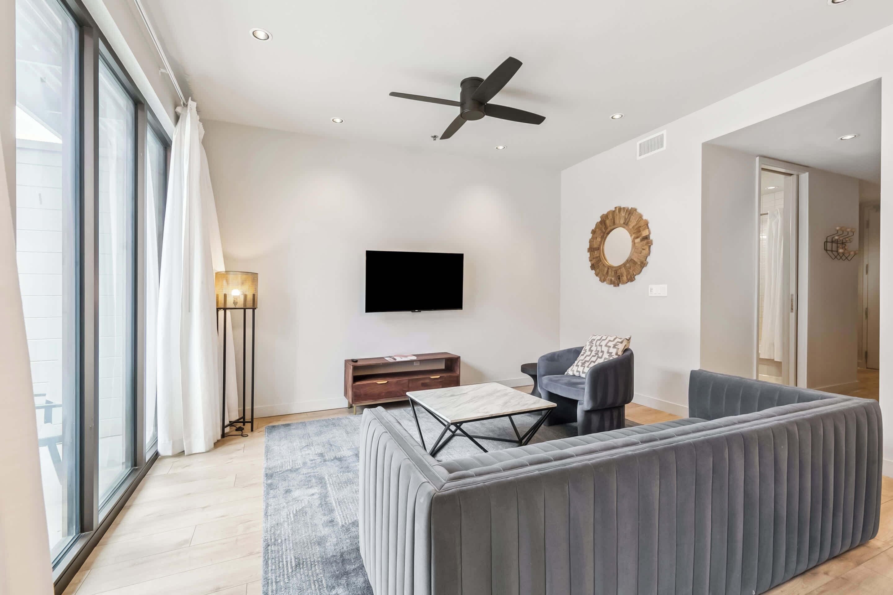 Prime 1br Apartment In Cbd W/ Balcony - New Orleans, LA