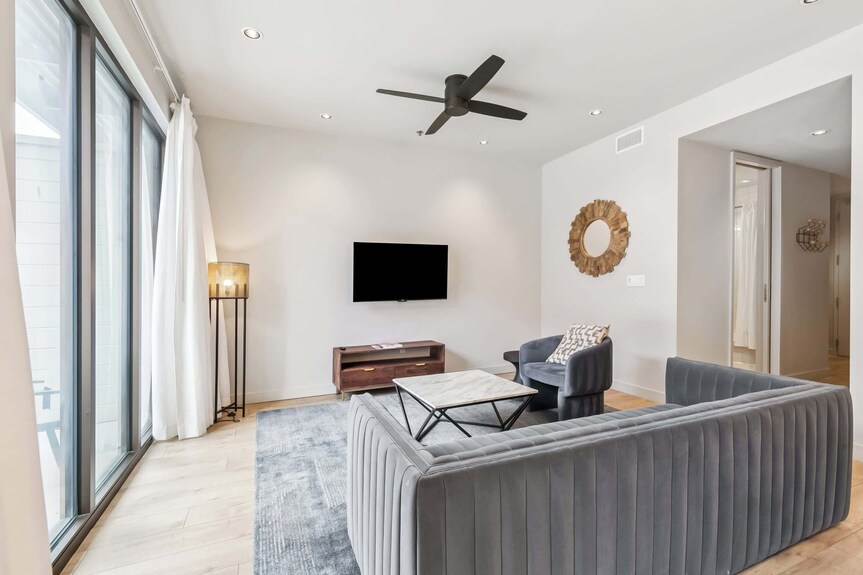 Prime 1br Apartment In Cbd W/ Balcony - New Orleans, LA