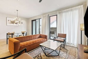TV - Cozy 1BR Apartment in CBD w/ Balcony (New Orleans)