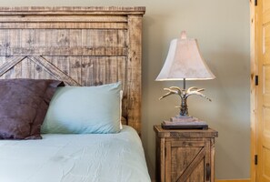 3 bedrooms, iron/ironing board, travel cot, free WiFi - Ozark Mountain Serenade | NEW | Private Hot Tub 💦 (Branson)