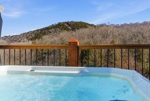 Outdoor spa tub - Ozark Mountain Serenade | NEW | Private Hot Tub 💦 (Branson)