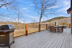 Outdoor dining - Ozark Mountain Serenade | NEW | Private Hot Tub 💦 (Branson)