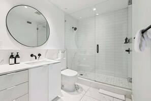 Shower, hair dryer, towels, shampoo - Historic Schoolhouse 1BR Apartment Near UMC | Parking + Gym (New Orleans)