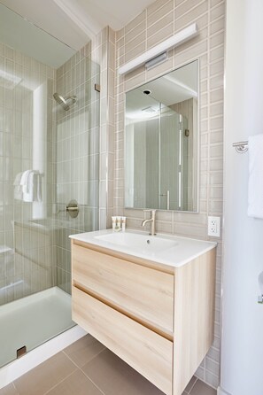 Shower, hair dryer, towels, shampoo - Prime 3BR Apartment in CBD w/ Balcony | Walk to Superdome (New Orleans)