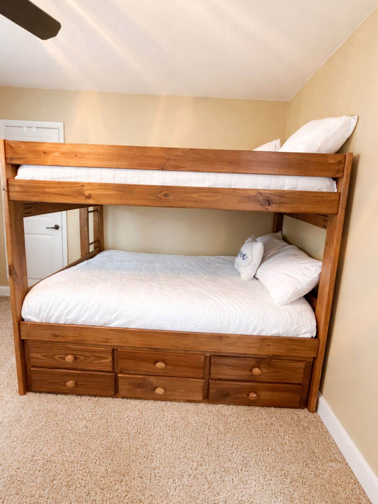 5 Schlafzimmer, Schreibtisch, Bügeleisen/Bügelbrett, Reisekinderbett