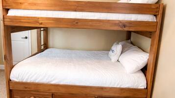 5 Schlafzimmer, Schreibtisch, Bügeleisen/Bügelbrett, Reisekinderbett