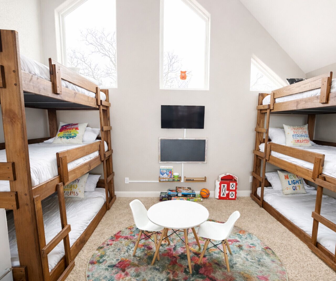 5 Schlafzimmer, Schreibtisch, Bügeleisen/Bügelbrett, Reisekinderbett
