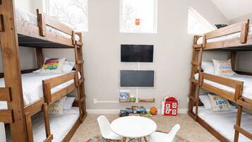 5 Schlafzimmer, Schreibtisch, Bügeleisen/Bügelbrett, Reisekinderbett