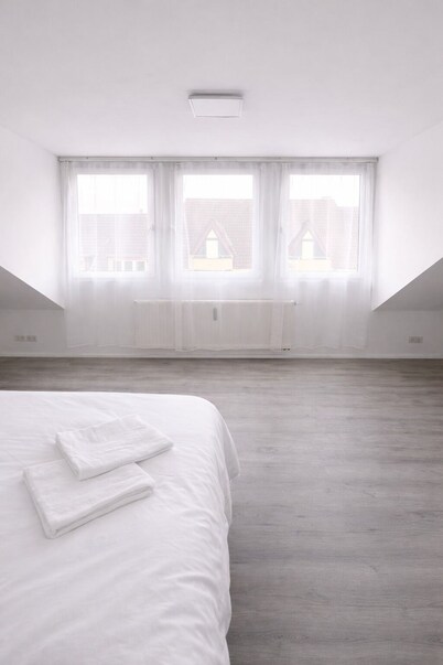 Living on the Rhine: Central, spacious & by the cathedral!