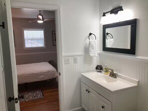 3 chambres, fer et planche à repasser, Wi-Fi, draps fournis