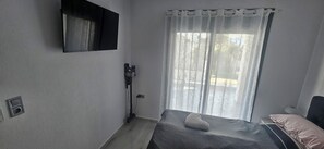 1 chambre, fer et planche Ă repasser, Wi-Fi gratuit, draps fournis