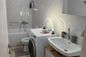 Hair dryer, towels, soap, toilet paper - Dimitras apartment with 3 bedrooms Elefsis (Μανδρα)
