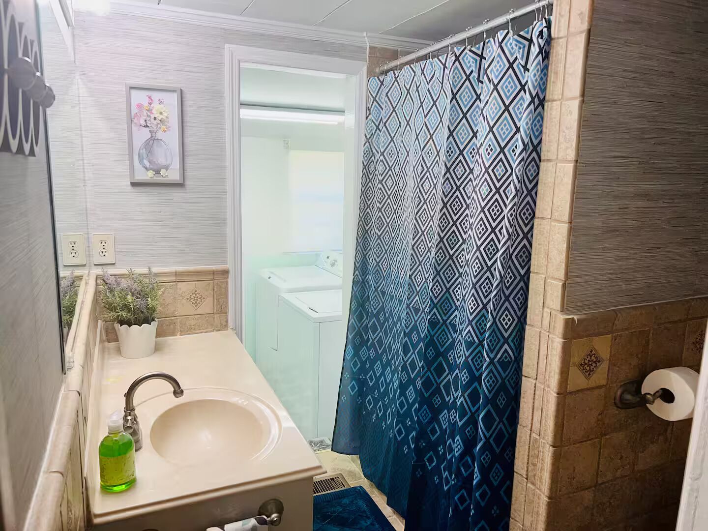 Douche, sèche-cheveux, serviettes fournies, savon