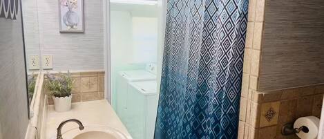 Douche, sĂšche-cheveux, serviettes fournies, savon