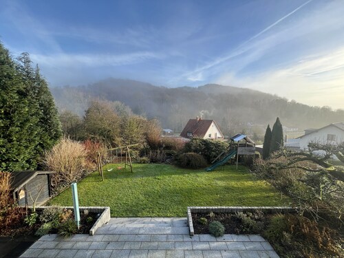 Helles Designhaus mit Talblick und Glasfaser, Freibad 300m, 4km zur A2/Rehren