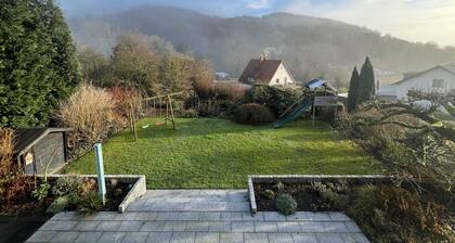 Helles Designhaus mit Talblick und Glasfaser, Freibad 300m, 4km zur A2/Rehren