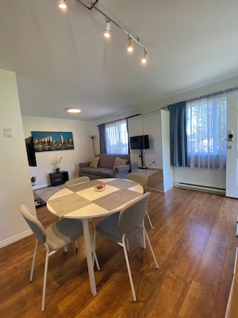 Dining. Bright&Comfortable Upper Floor|Convenient Location